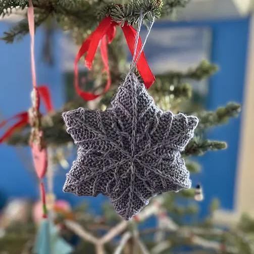 Вязаная снежинка спицами