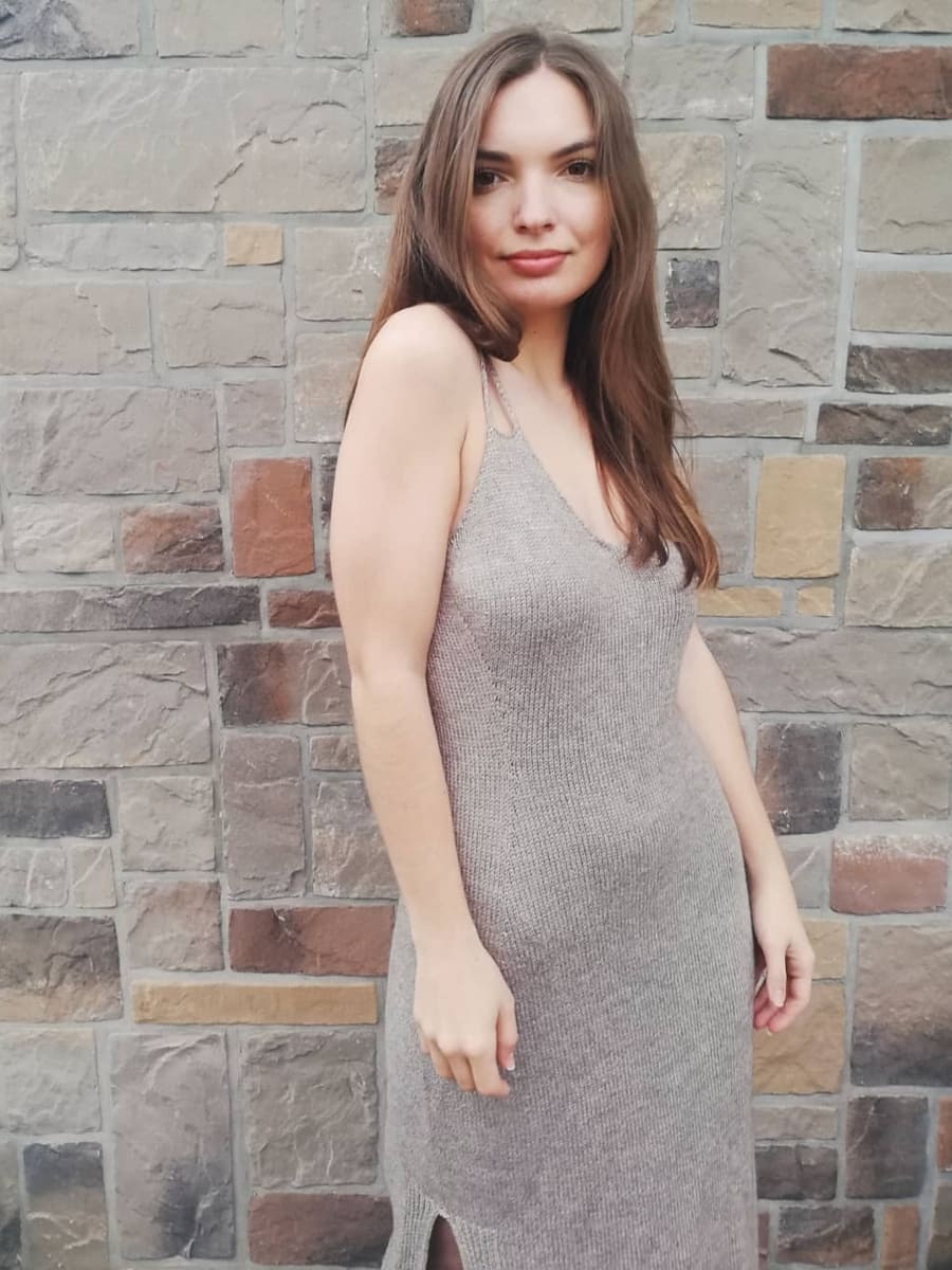 Вязаное платье на тонких лямках