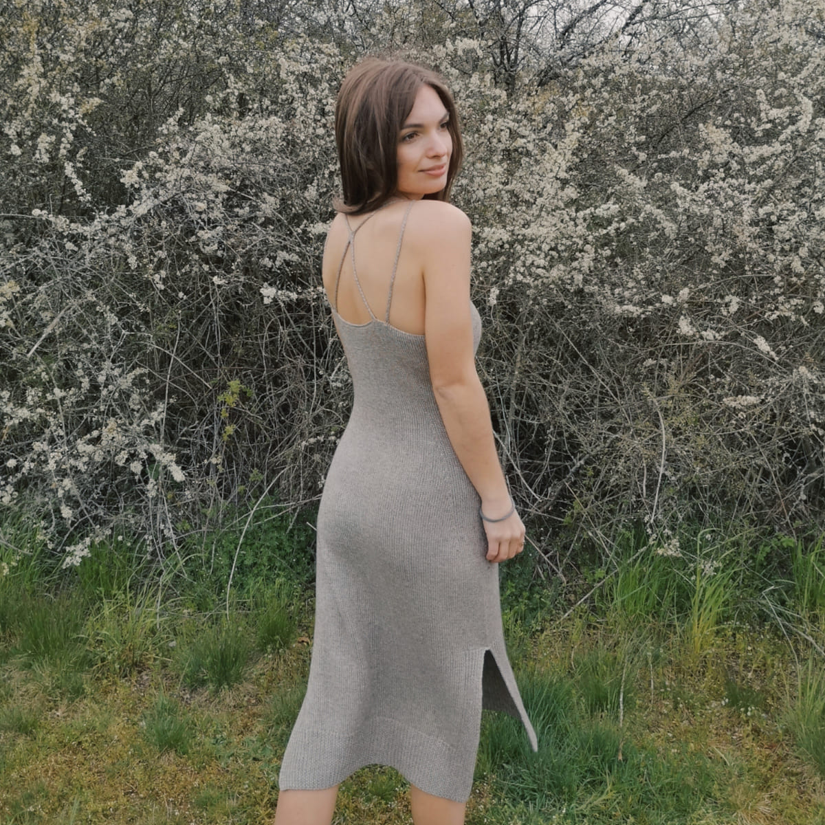 Летнее платье спицами на тонких бретелях Crossedsummerdress