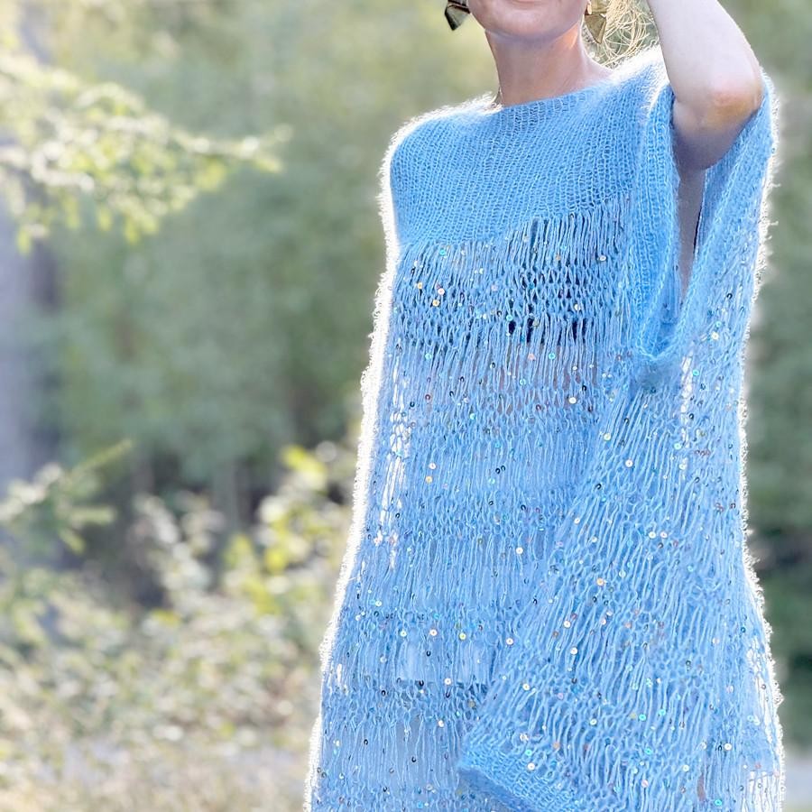 Вязаное спицами воздушное платье с пайетками