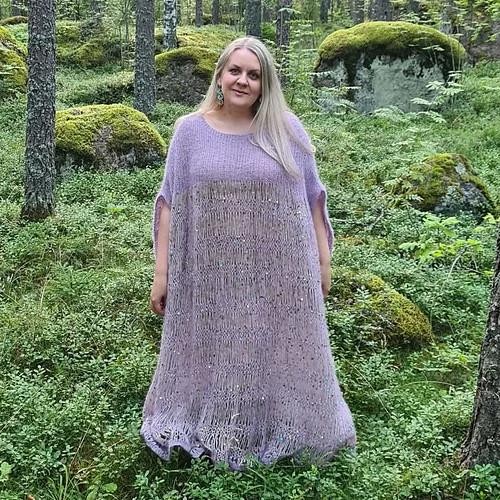 Вязаное спицами воздушное платье с пайетками