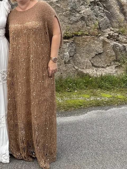 Вязаное спицами воздушное платье с пайетками