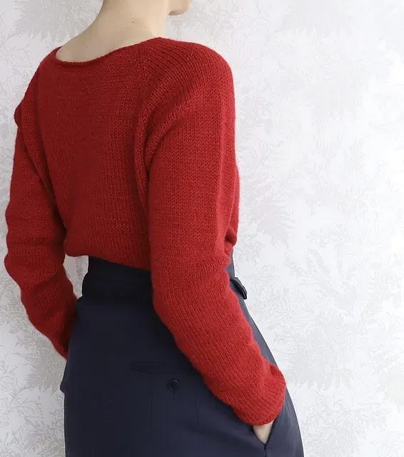 Вязаный спицами кардиган реглан