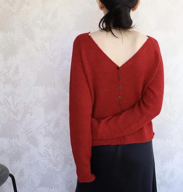 Вязаный спицами кардиган реглан