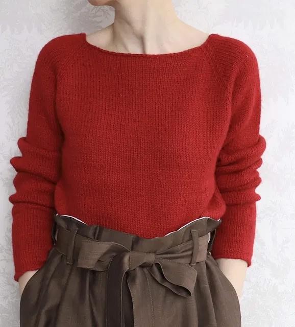 Вязаный спицами кардиган реглан