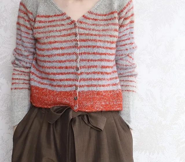 Вязаный спицами кардиган реглан