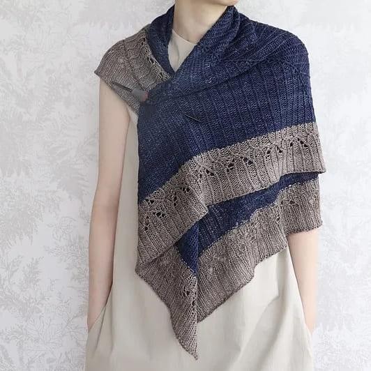 Вязаная спицами квадратная шаль Suimon Shawl