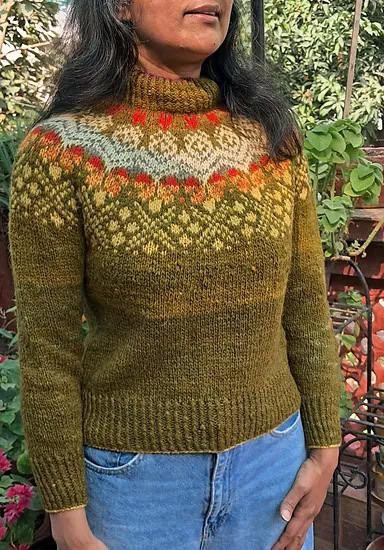 Вязаный спицами свитер с жаккардовой кокеткой