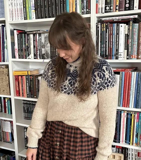 Вязаный спицами свитер с жаккардовой кокеткой