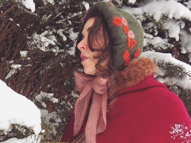 Женская шапка спицами