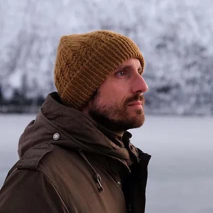 Вязаная спицами шапка с косами CITRINE hat