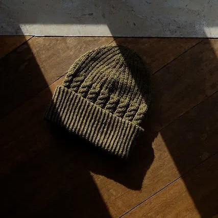 Вязаная шапка спицами