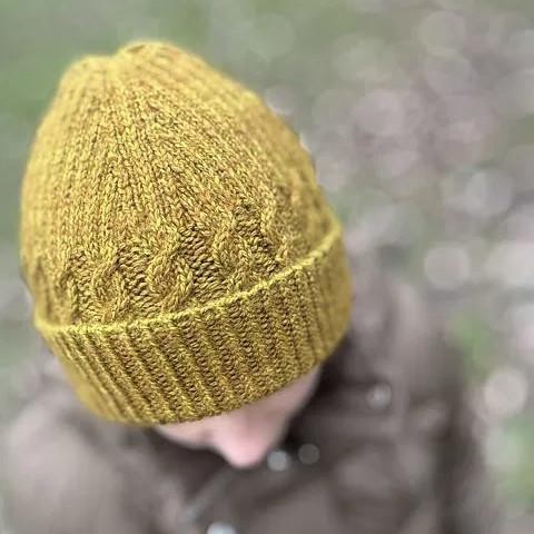 Вязаная шапка спицами