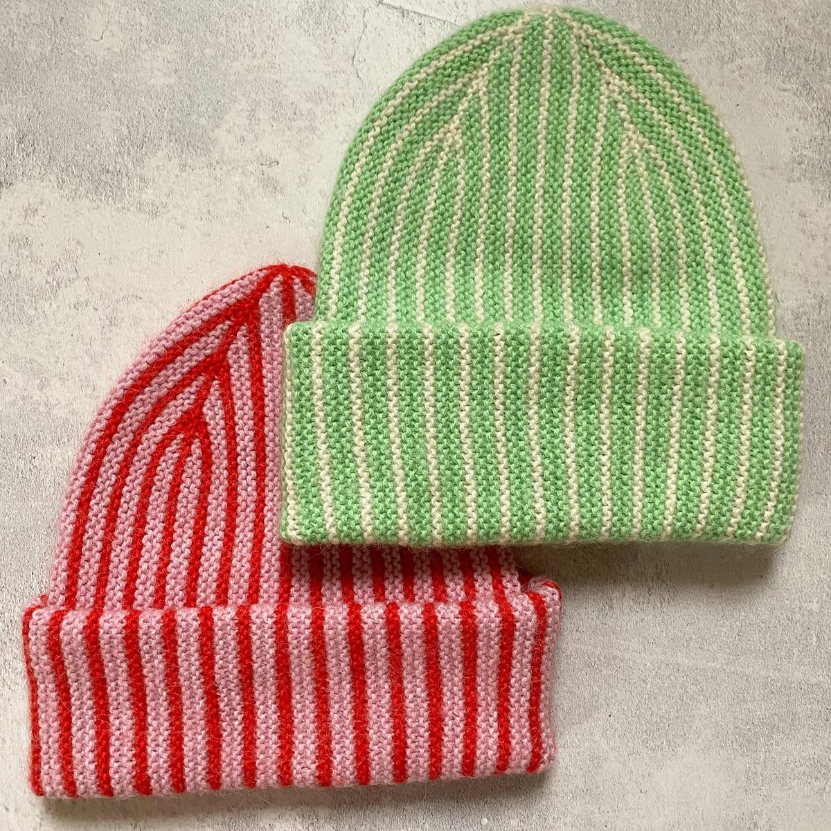 Шапка вязаная спицами поперек платочной вязкой Melon Hat