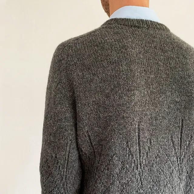 Вязаный спицами мужской пуловер с плечом погоном