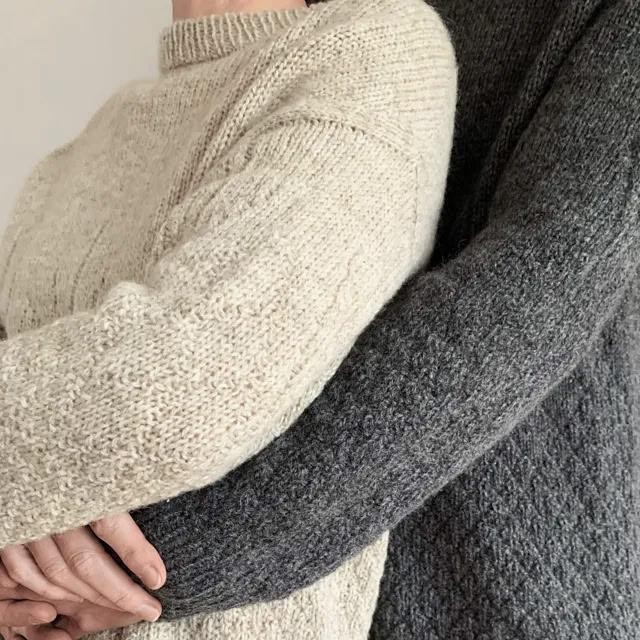 Вязаный спицами мужской пуловер с плечом погоном