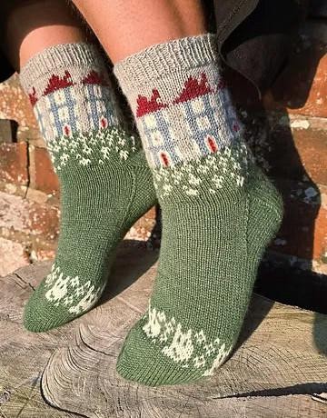 Жаккардовые носки с домиками