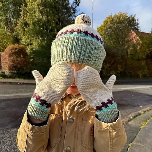 Вязаный спицами детский комплект из варежек и шапки Cross Set