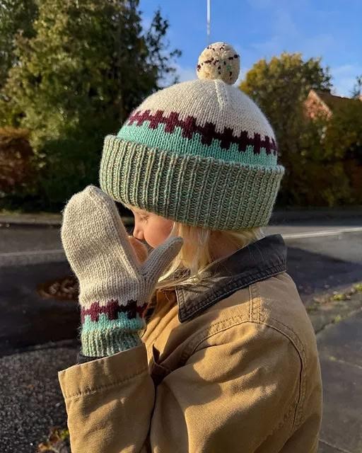Детская шапка и варежки спицами