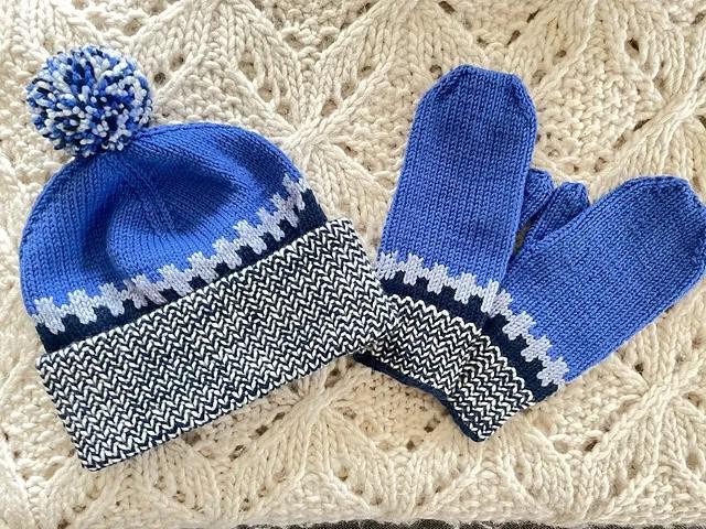 Вязаные спицами варежки и шапка