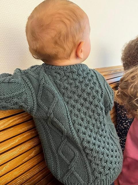 Вязаный спицами детский пуловер с косами