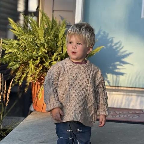 Вязаный спицами детский пуловер с косами