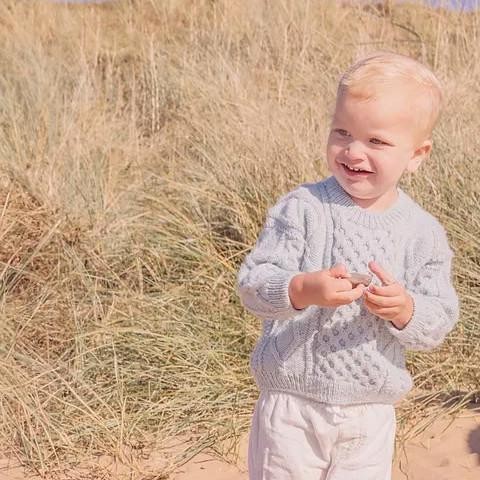 Вязаный спицами детский пуловер с косами