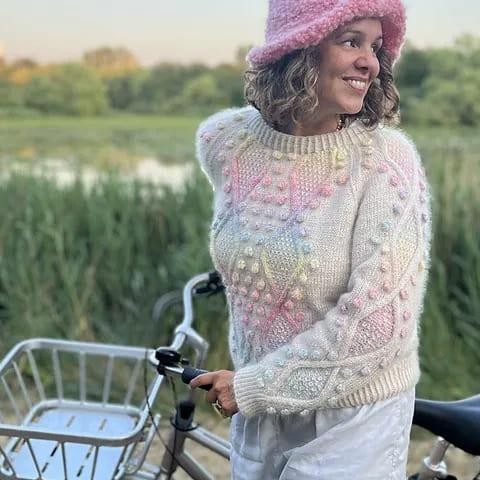 Женский пуловер с цветными ромбами