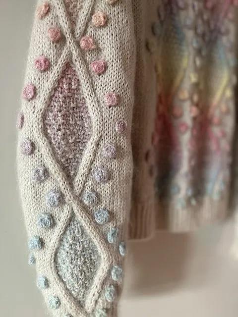 Женский пуловер с цветными ромбами и шишечками