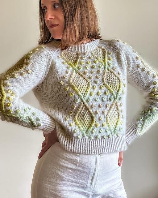 Женский пуловер с цветными ромбами и шишечками