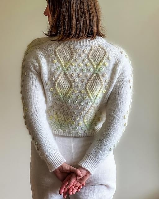 Женский пуловер с цветными ромбами и шишечками