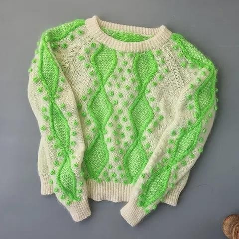 Женский пуловер с цветными ромбами и шишечками