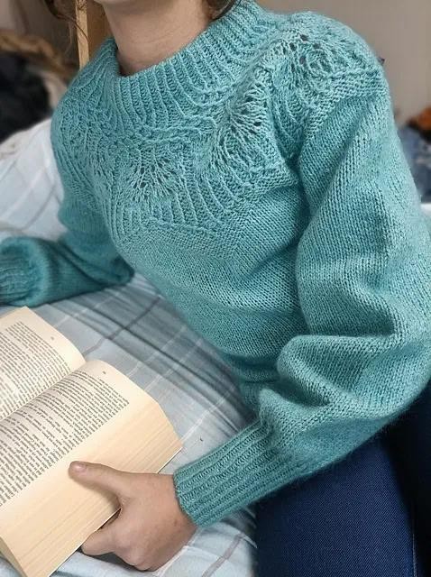 Женский пуловер спицами