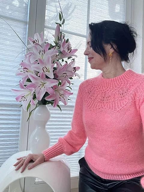 Вязаный спицами пуловер с узорной кокеткой