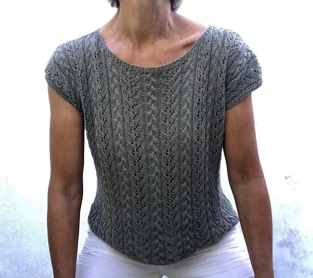 Вязаный спицами ажурный топ с косами