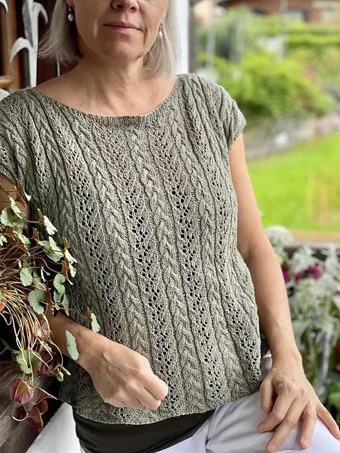 Вязаный спицами ажурный топ с косами