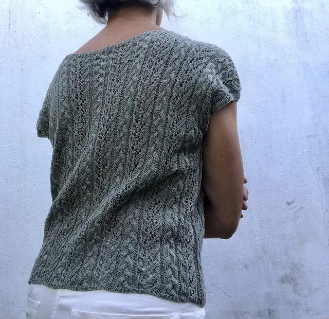 Вязаный спицами ажурный топ с косами