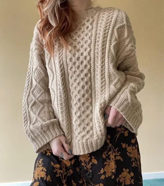 Вязаный спицами свитер оверсайз с аранами