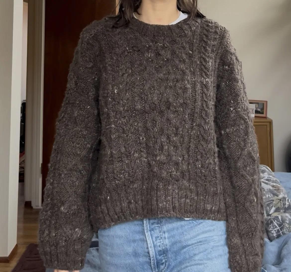 Вязаный спицами свитер оверсайз с аранами