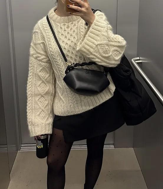 Вязаный спицами свитер оверсайз с аранами