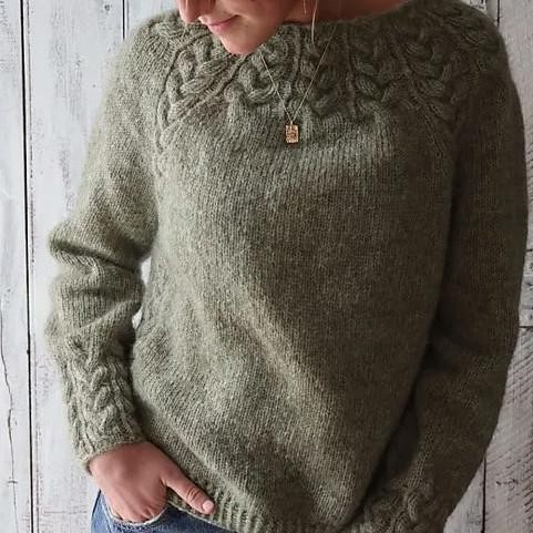 Вязаный спицами сверху пуловер с косами Winter Rose Sweater