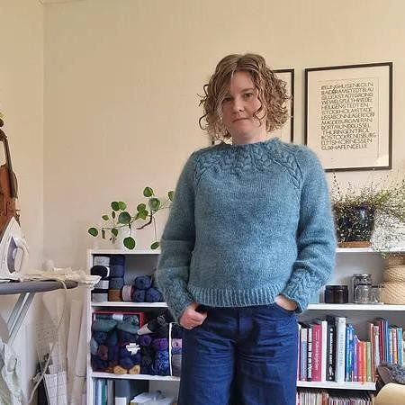 Вязаный спицами пуловер реглан с большими косами на кокетке