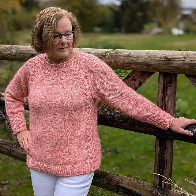Вязаный спицами пуловер реглан с большими косами на кокетке