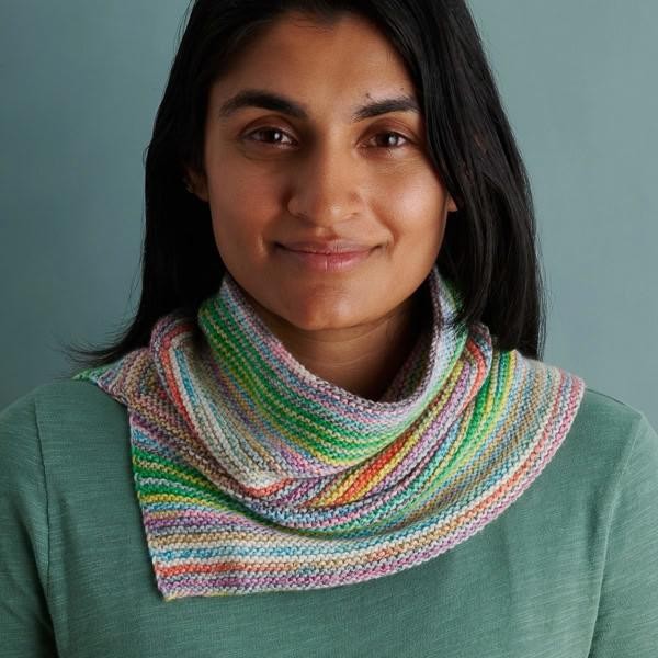 Полосатый снуд спицами из секционной пряжи Candy Stripe Cowl