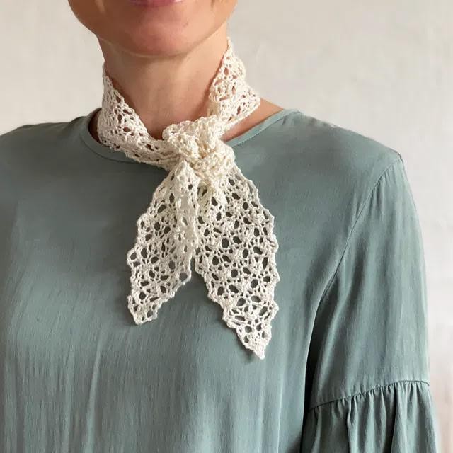 Вязаный спицами ажурный шарфик Nostalgia Scarf