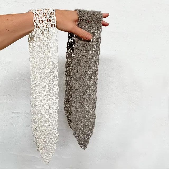 Вязаный спицами ажурный шарфик