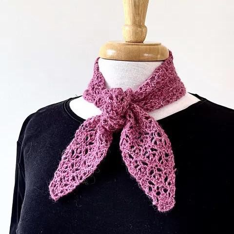 Вязаный спицами ажурный шарфик