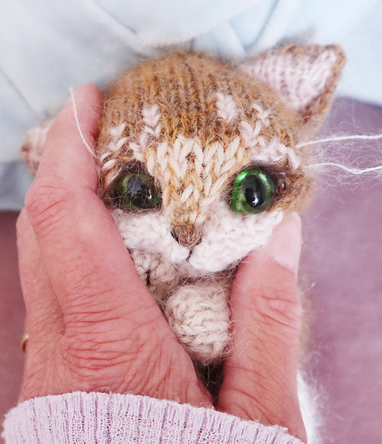 Вязаный котёнок спицами