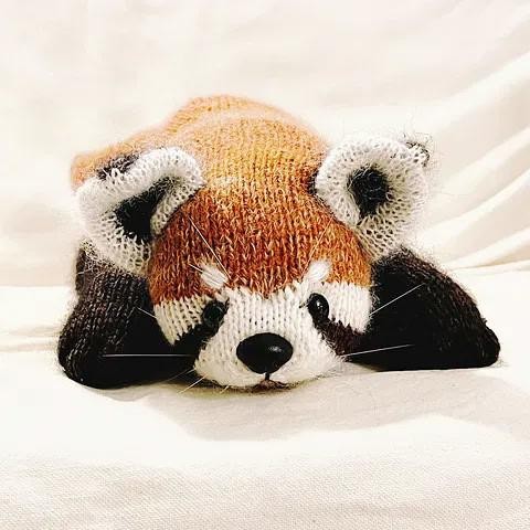 Вязаная спицами красная панда