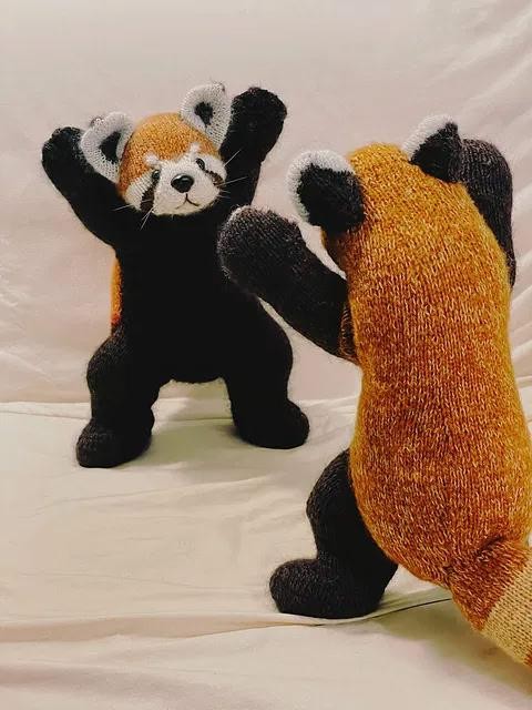 Вязаная спицами красная панда